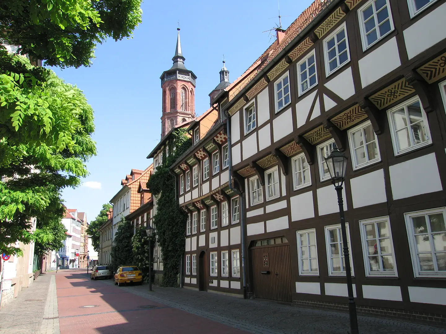 Gasse mit alten Fachwerkhäusern im Sommer in Göttingen