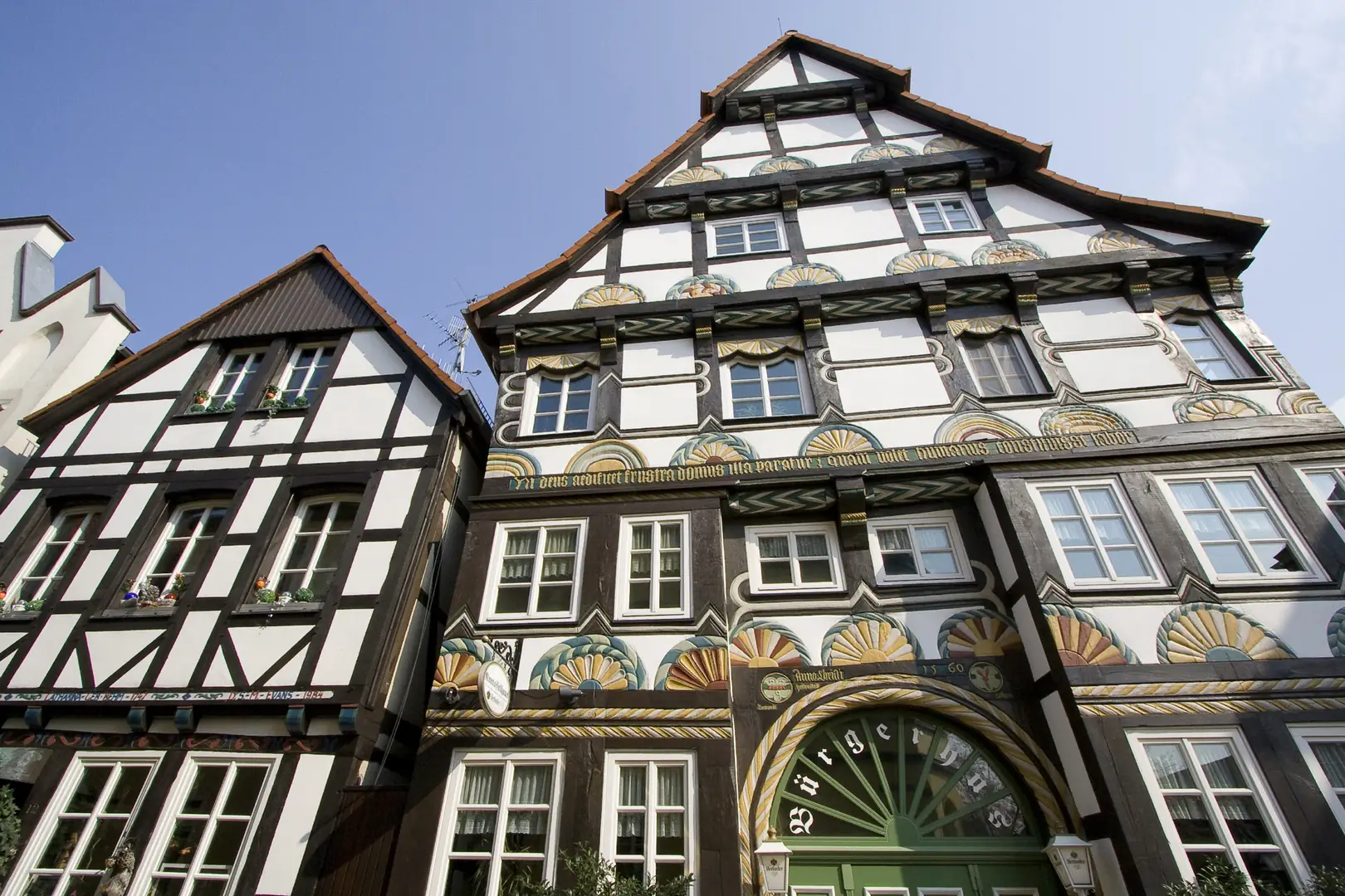 Das Bürgerhus mit verzierten Fassaden und mehreren Fenstern unter blauem Himmel