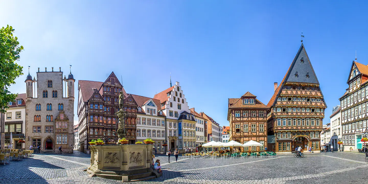 Der historische Marktplatz mit seinen Fachwerkhäusern Knochenhaueramtshaus, Wedekindhaus, Lüntzelhaus und Wollenwebergildehaus. Im Vordergrund der Rolandbrunnen.