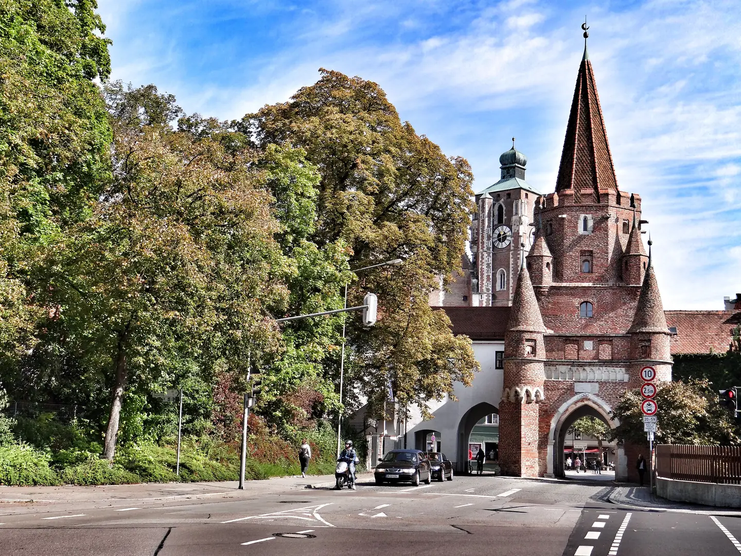 Das Kreuztor in Ingolstadt mit dem Münster im Hintergrund.