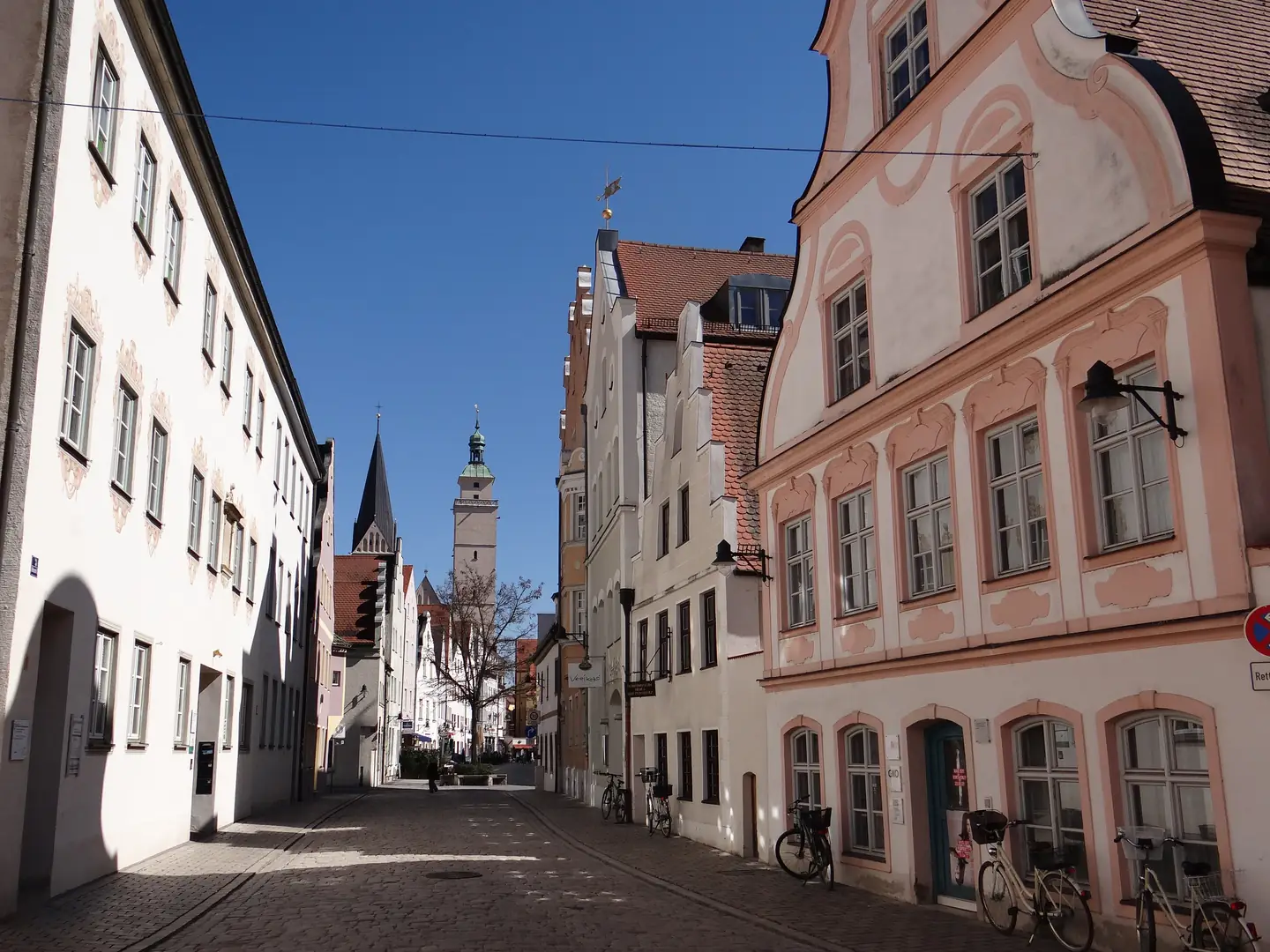 Hohe-Schul-Straße und das Museum im Pedellhaus, historische Architektur, im Hintergrund der Pfeifturm, Ingolstadt