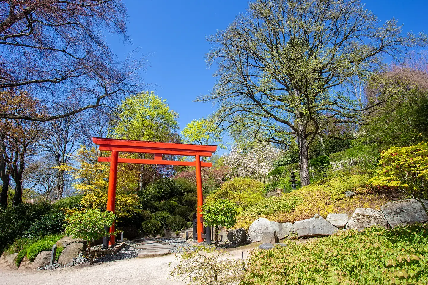 Eingang zum Japanischen Garten mit dem charakteristischen roten Tor