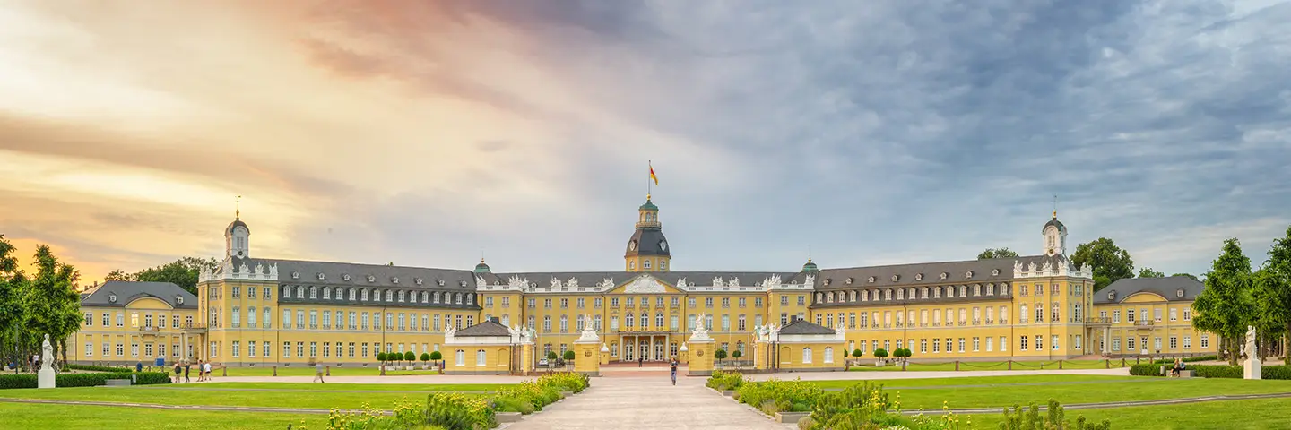 Das Karlsruher Schloss mit seiner langen gelb gestrichenen Fassade