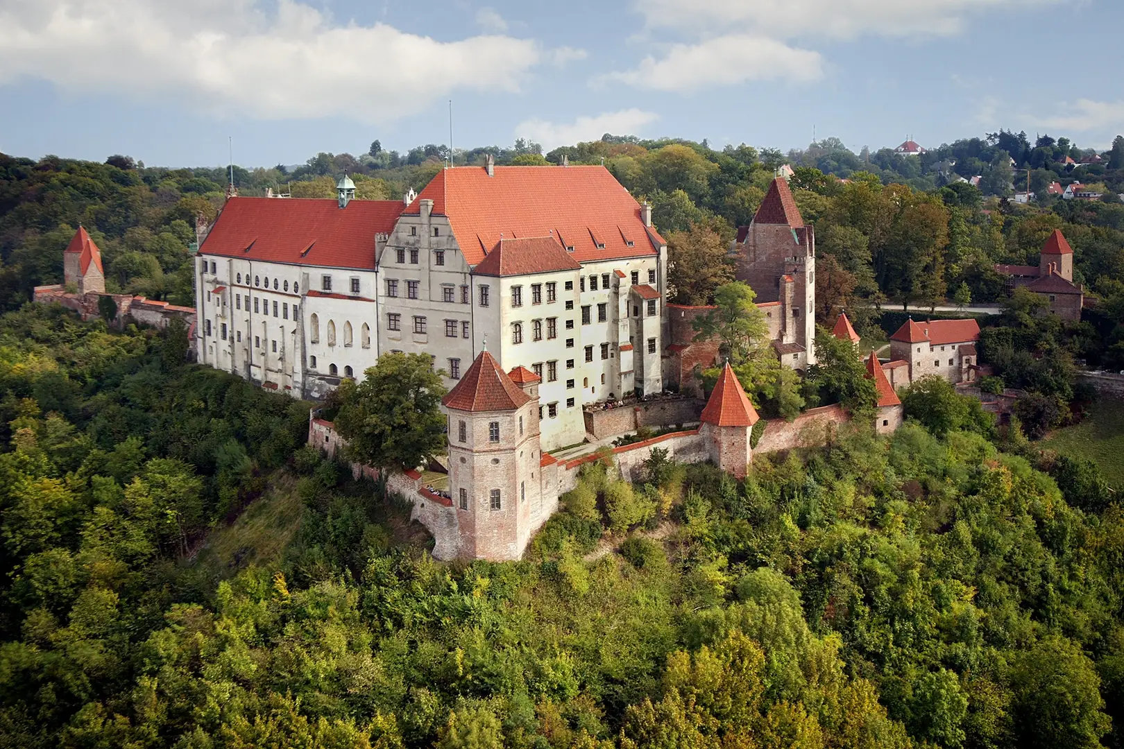 Burg Trausnitz beiLandshut eine große Burganlage inmitten von viel Wald