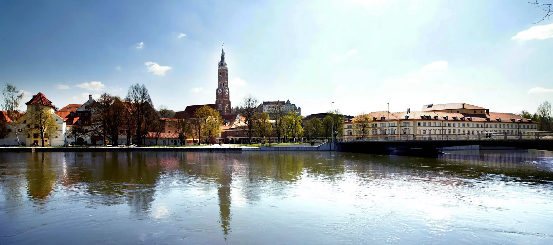 Kirche St. Martin und Burg Trausnitz in Landshut die Isar im Vordergrund