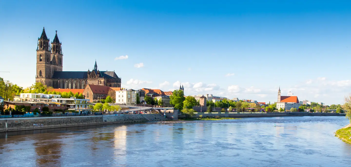 Blick von der Elbe aus auf den Dom zu einer Reise mit Hotel Magdeburg