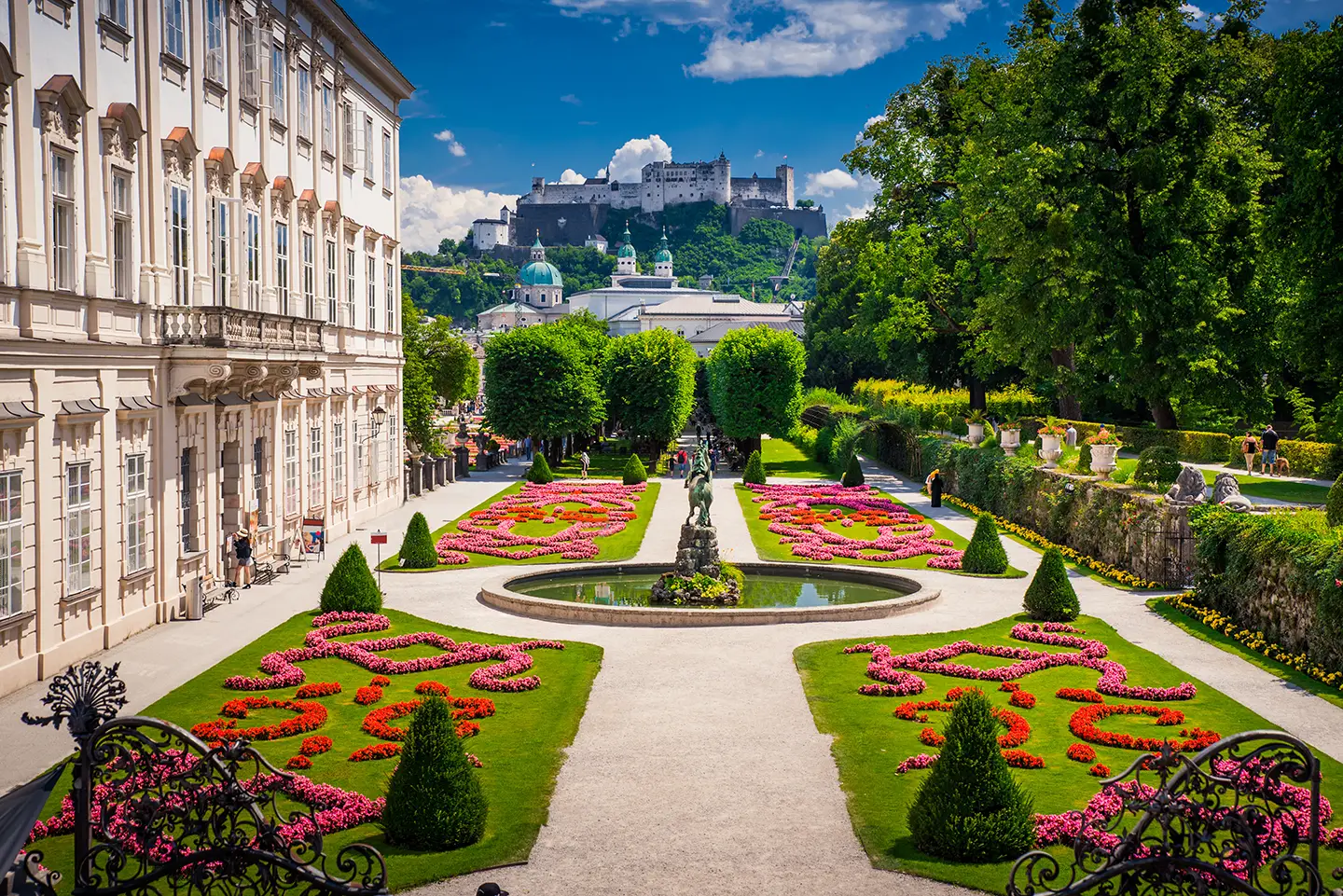 Blick auf den sommerlichen Garten vom Schloss Mirabell bei einer Städtereise Salzburg mit Bahn und Hotel