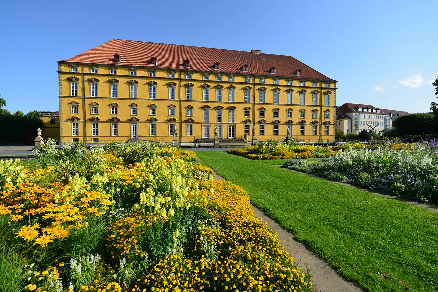 Blick von der sommerlichen Grünanlage des Schlosspark auf das Schloss Osnabrück