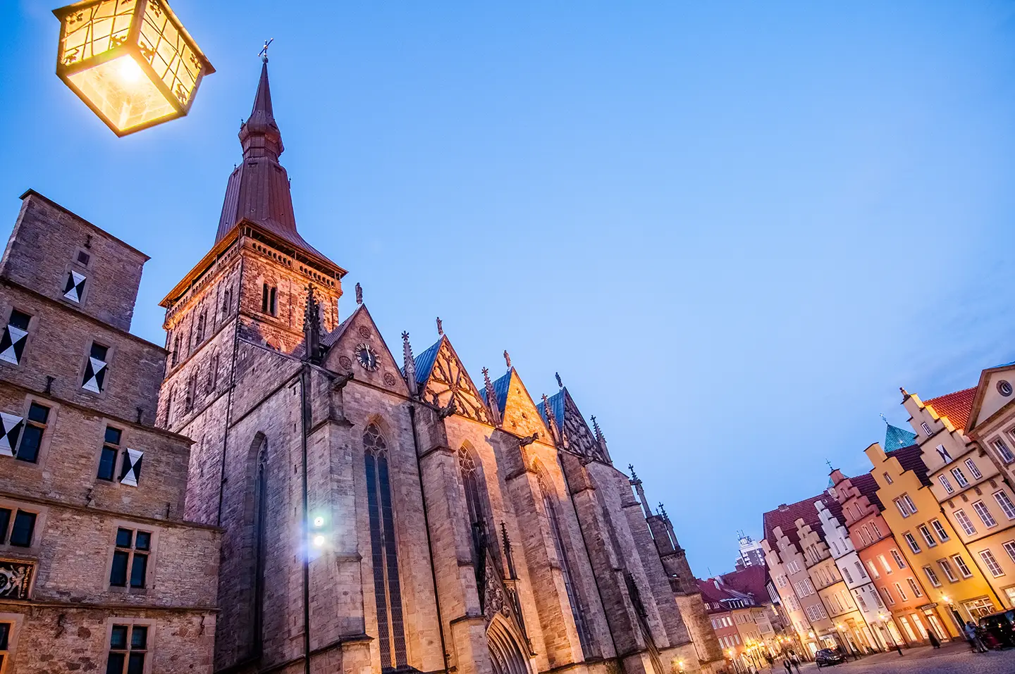 Beleuchtete Saint Marien Kirche im Stadtzentrum von Osnabrück in der Abenddämmerung