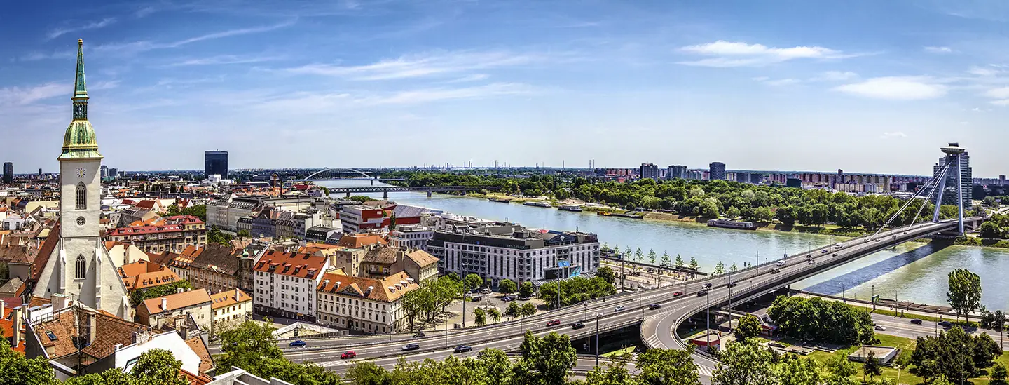 Blick auf die Stadt mit Donau bei Städtereise Bratislava