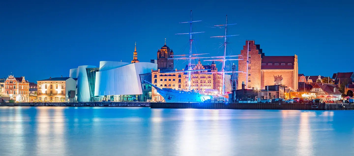 Panoramasicht auf den beleuchteten Hafen von Stralsund
