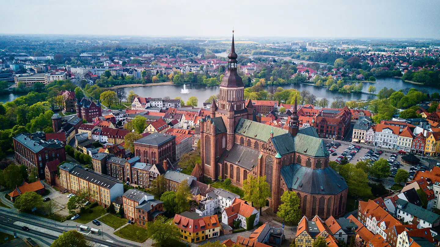 Panoramasicht auf Stralsund mit der Nikolaikirche
