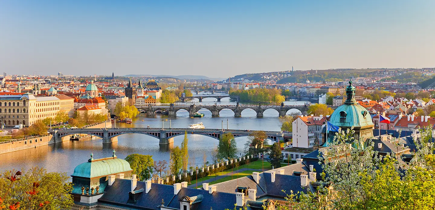 Panoramablick über die Dächer von Prag, und der Moldau mit ihren vielen Steinbrücken