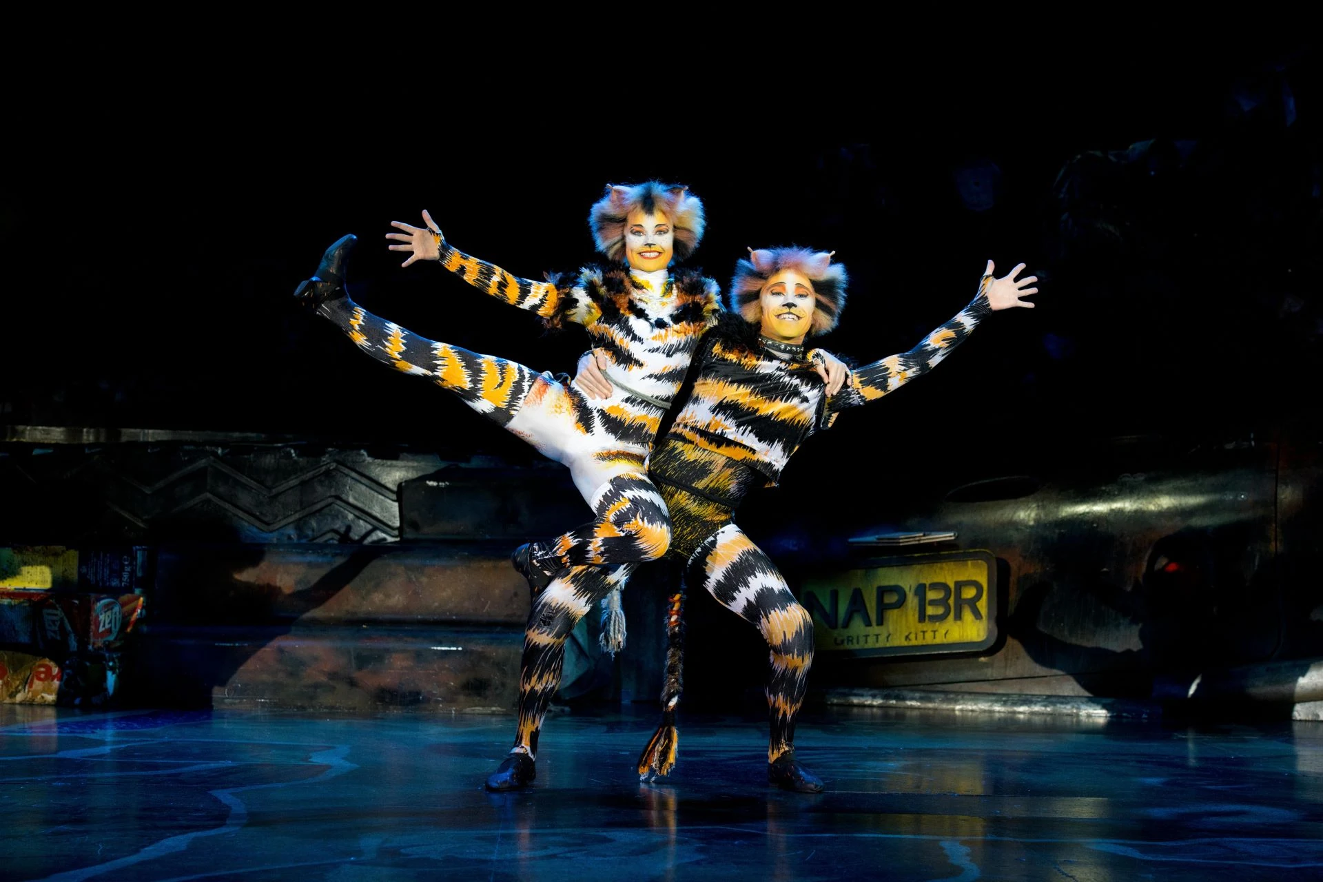 CATS Musical Szenenbild - zwei Darsteller als Katzen tanzen glücklich miteinander