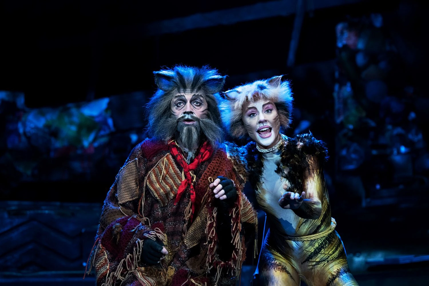 CATS Musical Szenenbild - zwei Darsteller als Katzen nebeneinander