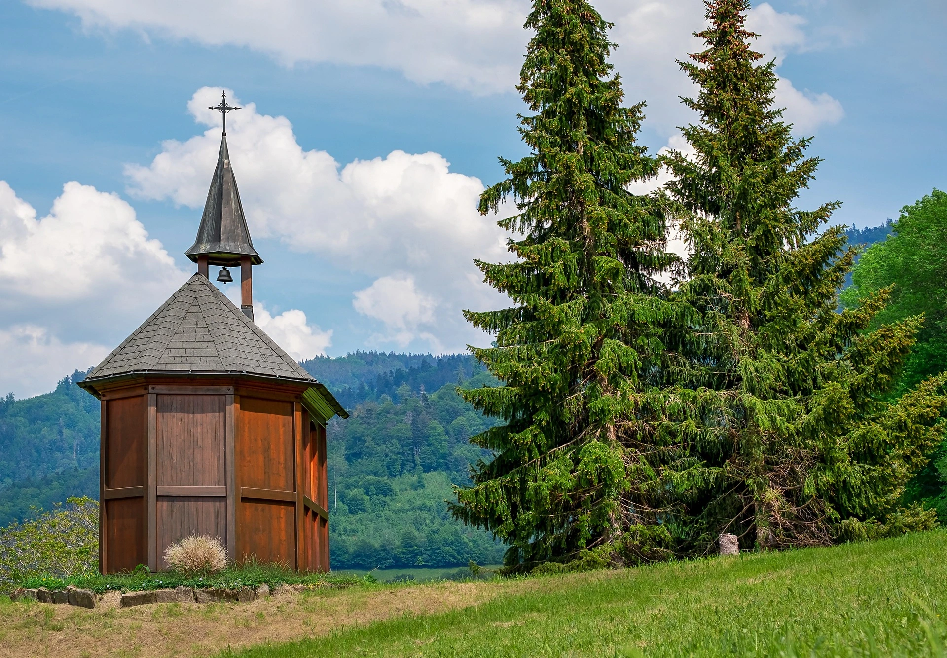 Holzkapelle am Waldrand im Schwarzwald.