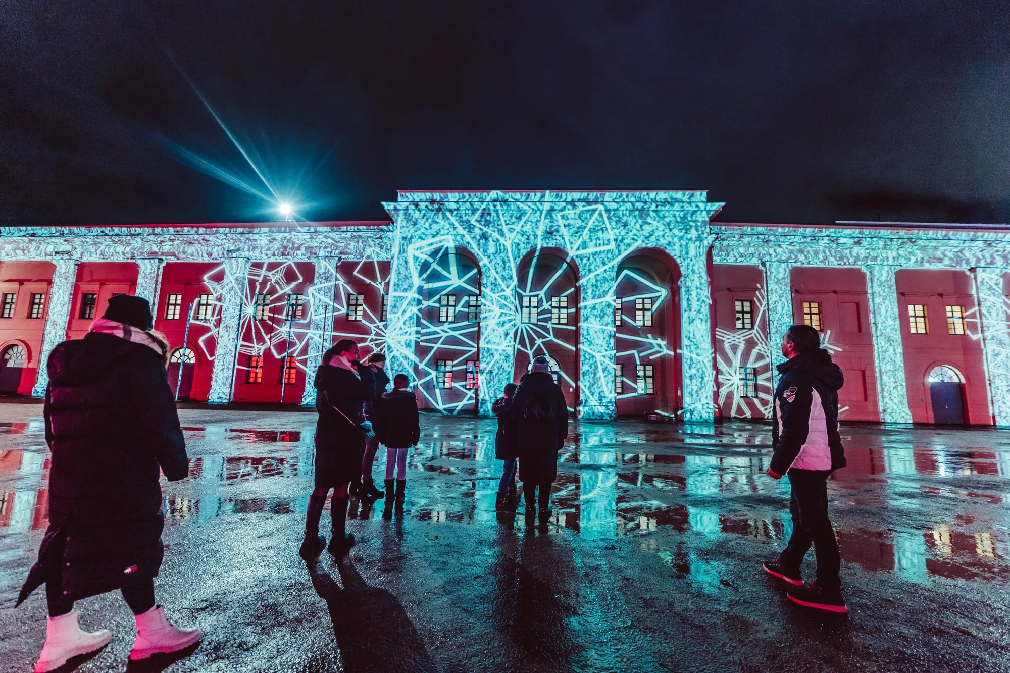 Christmas Garden 2023 - Landesmuseum in Koblenz, leuchtende Effekte, weihnachtliche Stimmung, Museum in Schneeflocken LED