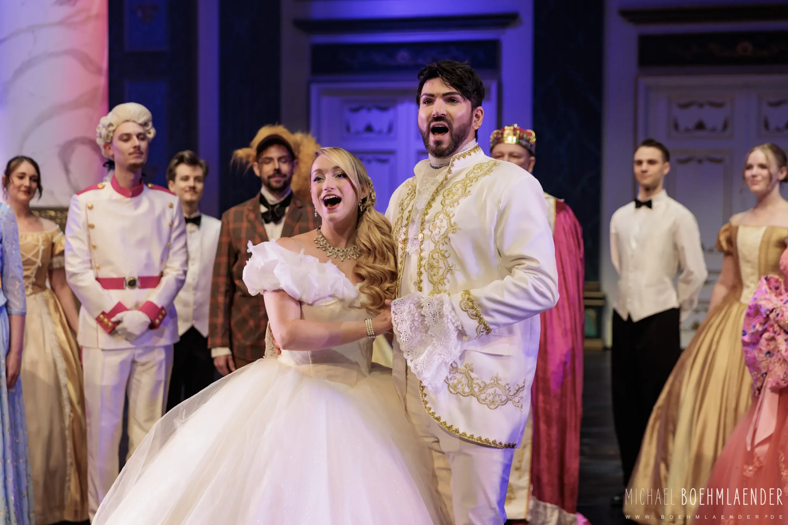 Romantik und Magie auf der Bühne: Cinderella – Das Musical verzaubert mit prachtvollen Kostümen, gefühlvoller Musik und einer märchenhaften Inszenierung.