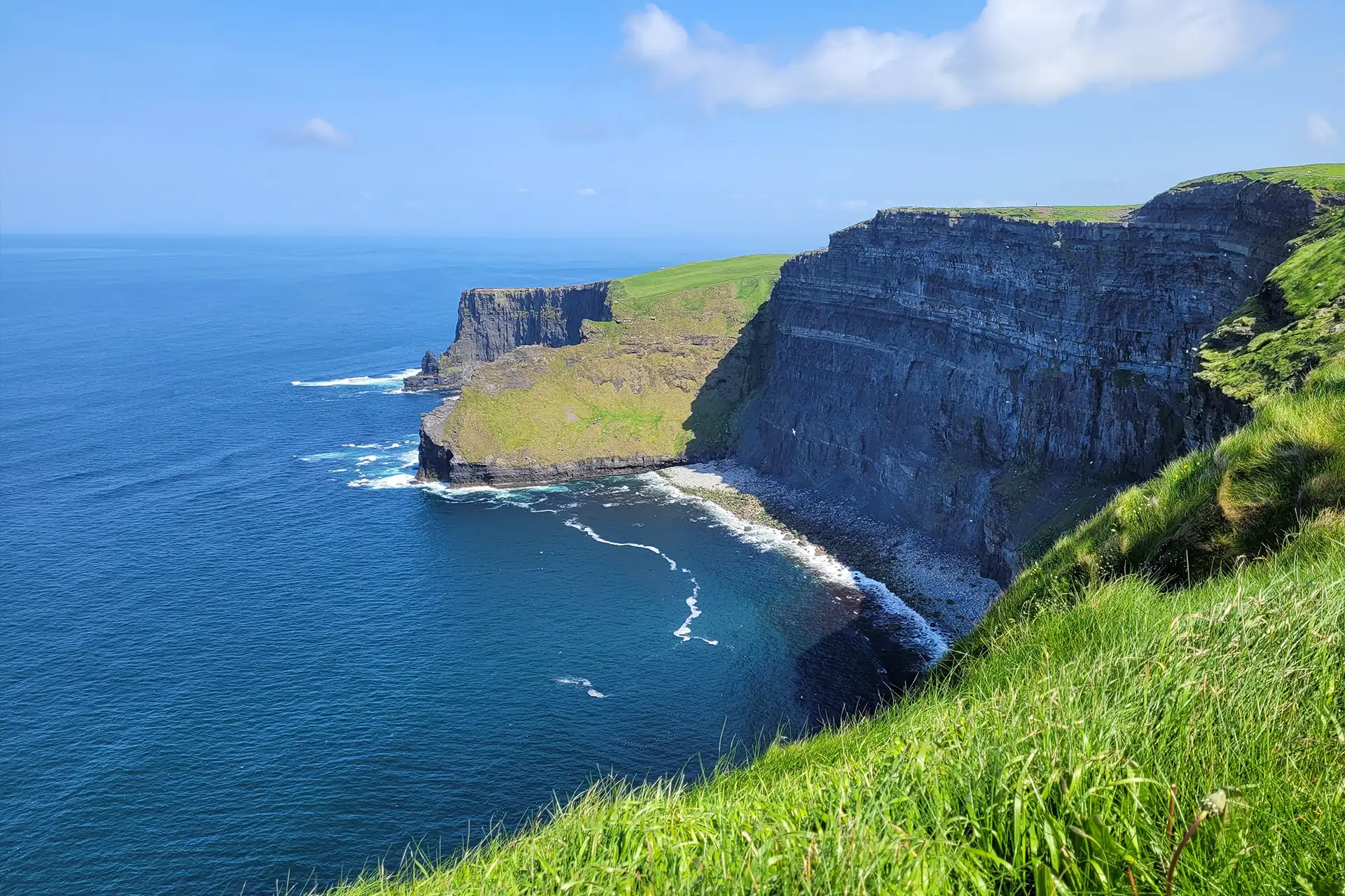 Cliffs of Moher, Küstenstreifen bei strahlendem Sonnenschein