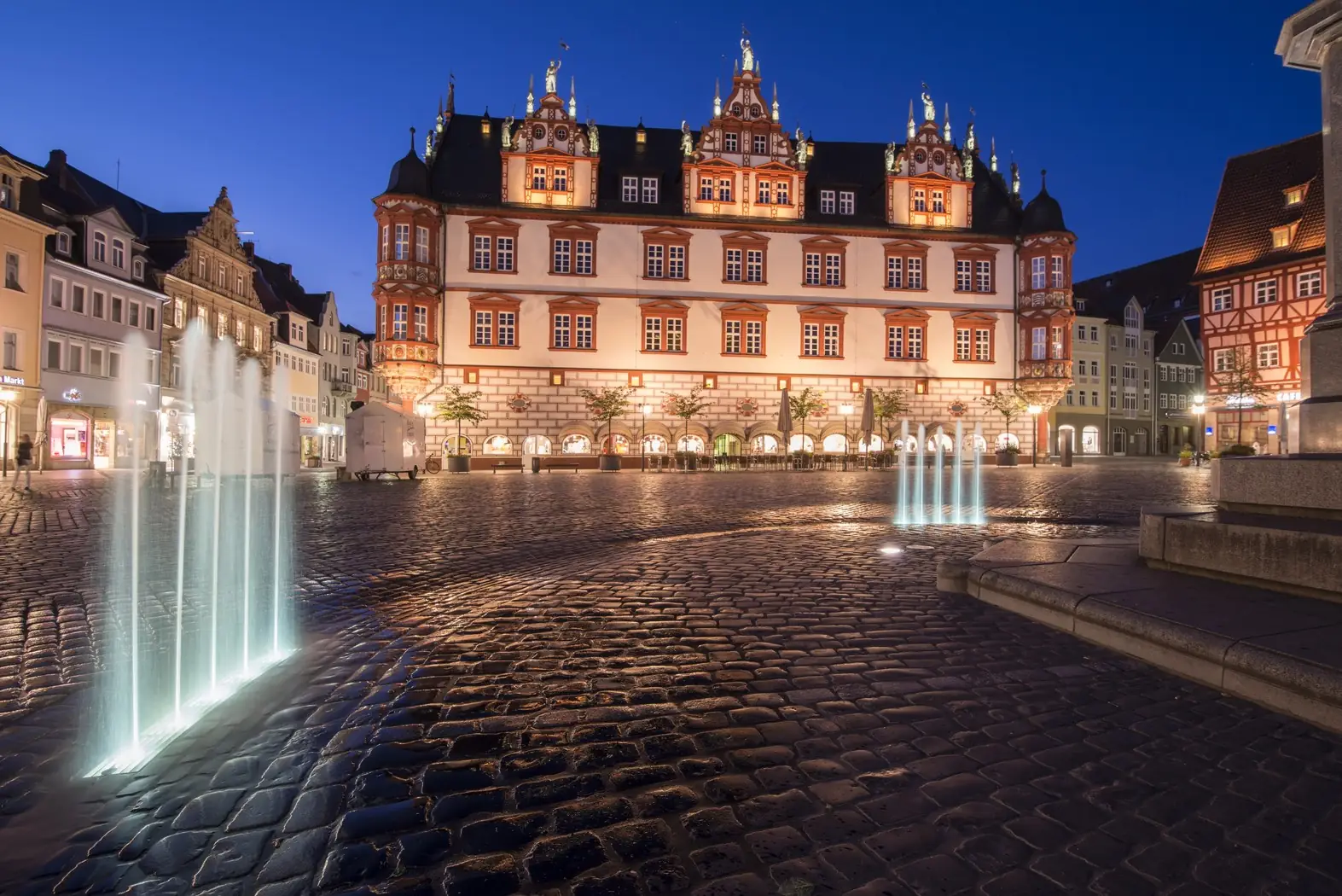 Stadthaus in Coburg bei Nacht