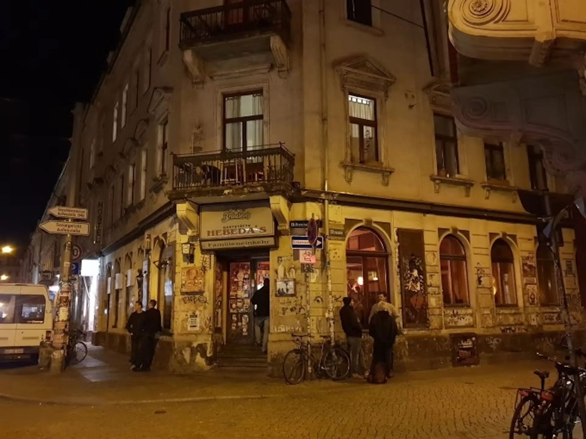 Urige Kneipe von außen bei einer Craft-Bier Führung in Dresden bei Nacht