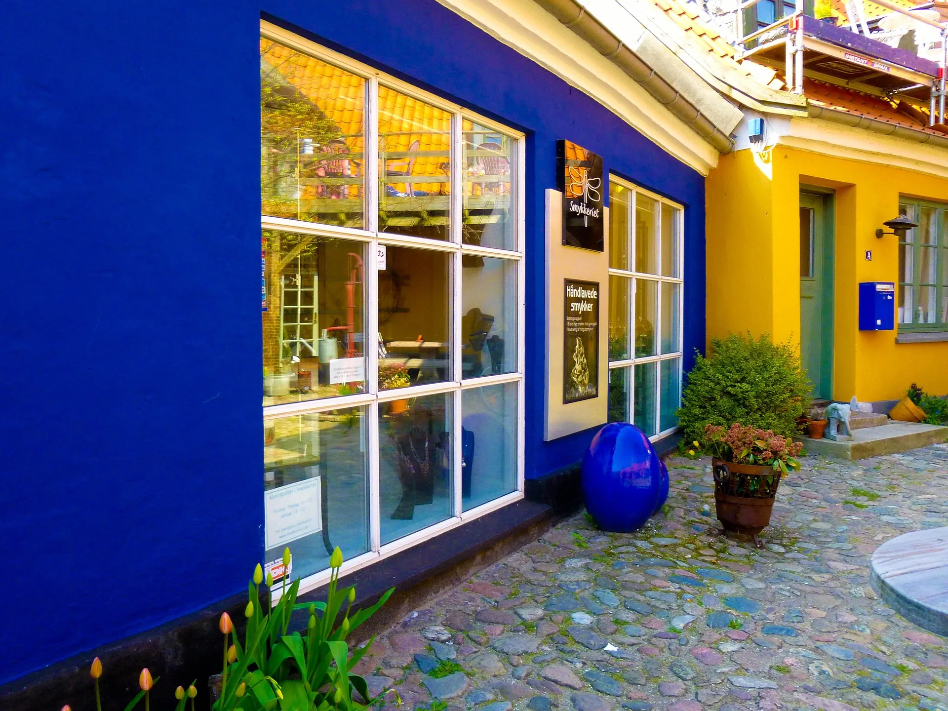 Gasse und Häuser auf der dänischen Insel Mön