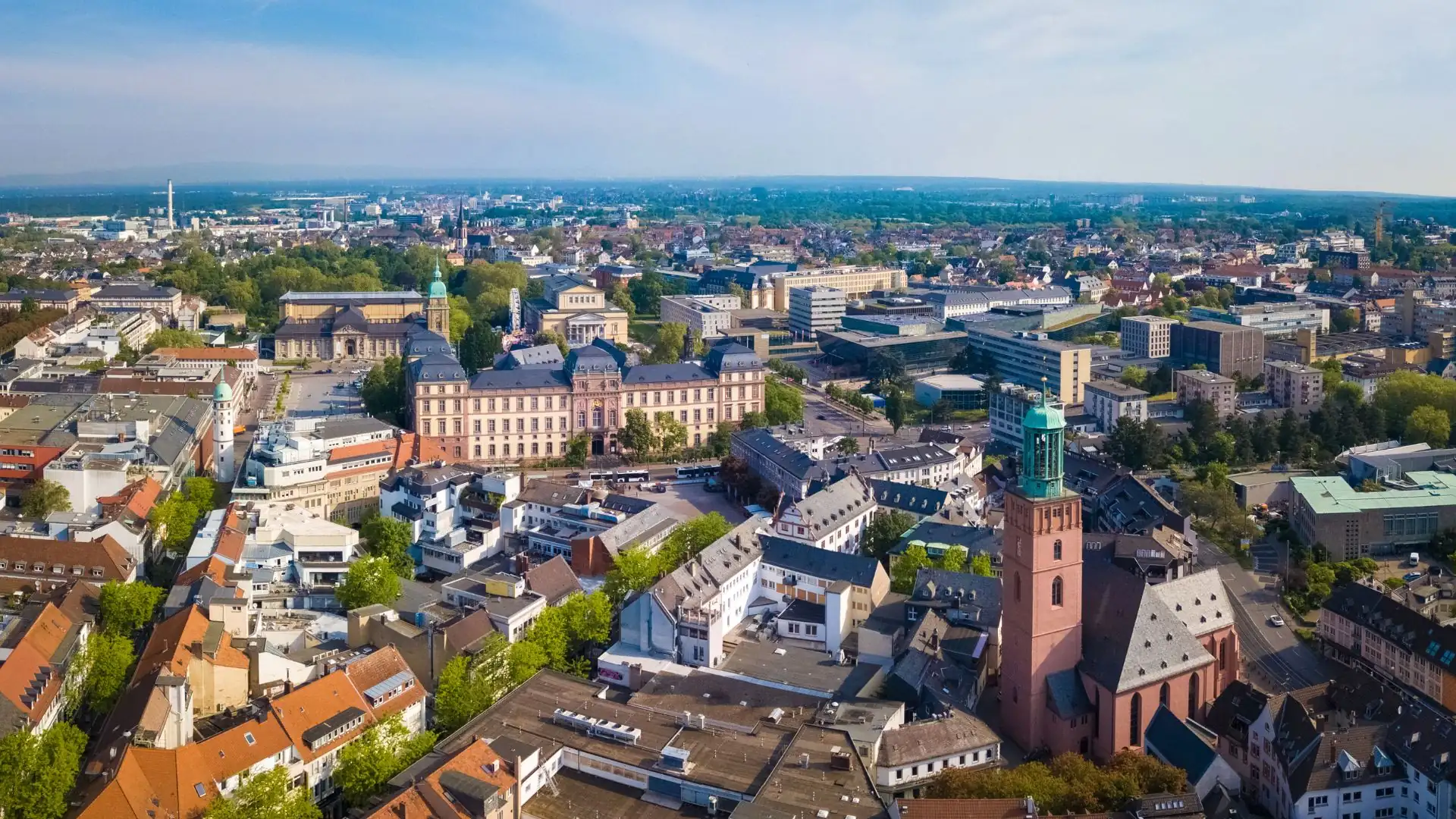 Luftaufnahme des Stadtzentrums von Darmstadt mit historischen und modernen Gebäuden.