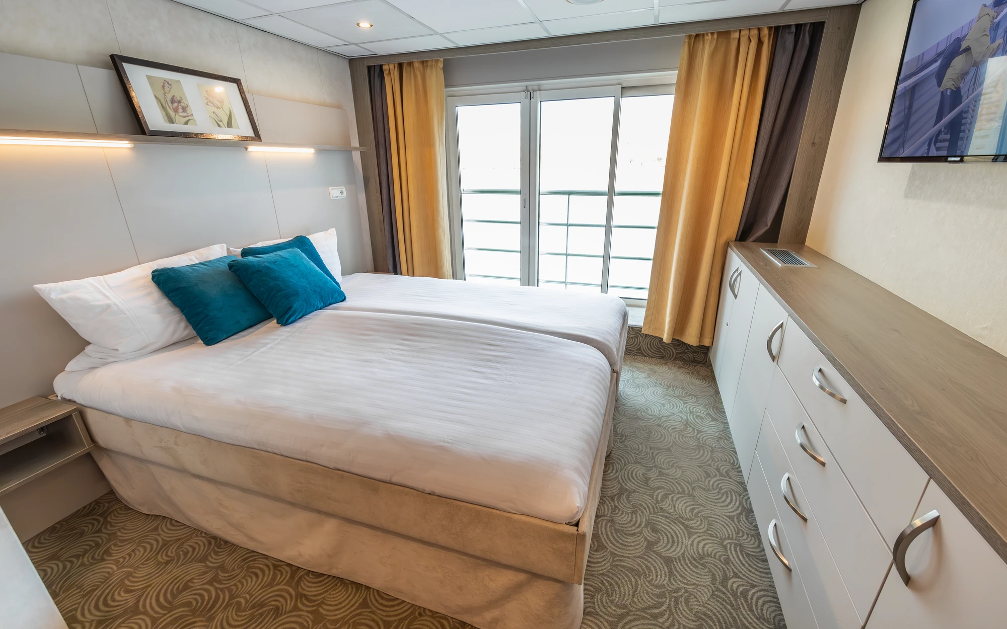 Superior Kabine auf dem Mitteldeck mit französischem Balkon und Doppelbett an Bord der DCS Amethyst 1