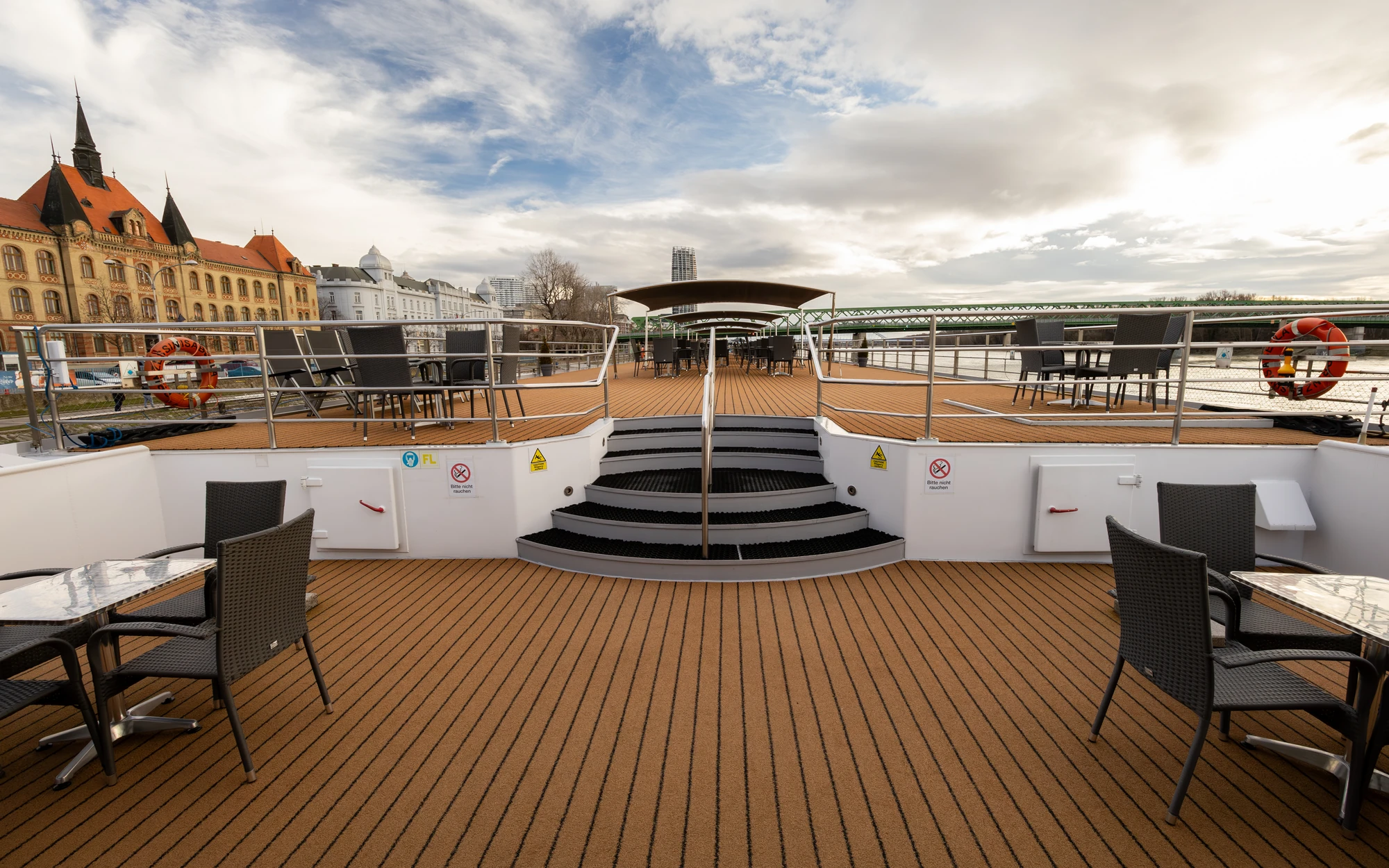 Blick auf eine kleine Treppe auf dem Sonnendeck mit Tischen und Stühlen an Bord dern DCS Amethyst 1