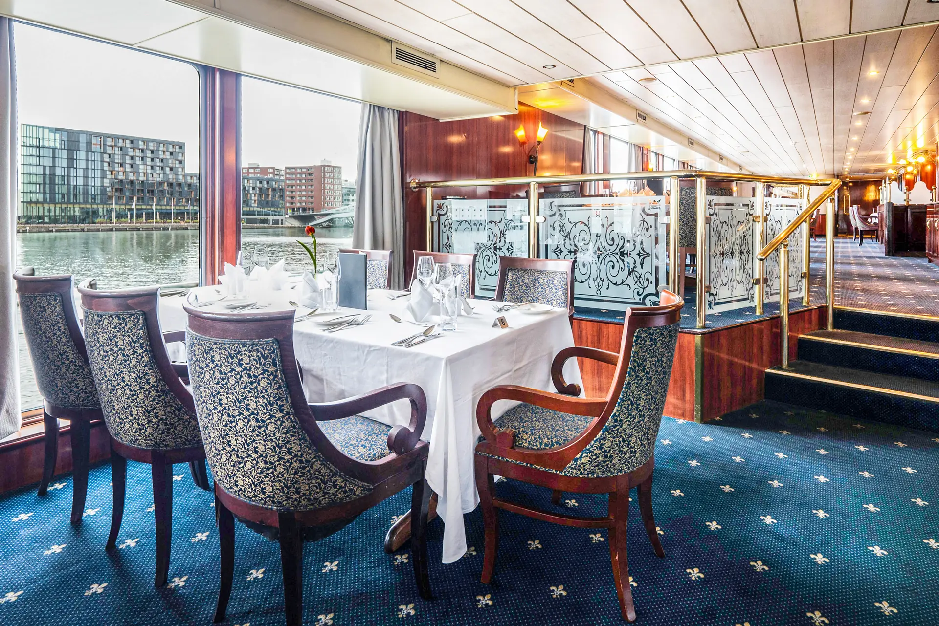 Eingedeckter Tisch an großen Fenstern im Restaurant auf der DCS Amethyst 2