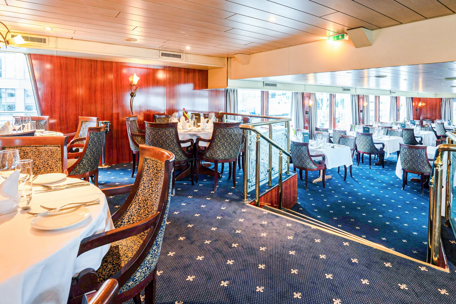 Eingedeckte Tische und kleine Treppe im Restaurant auf der DCS Amethyst 2