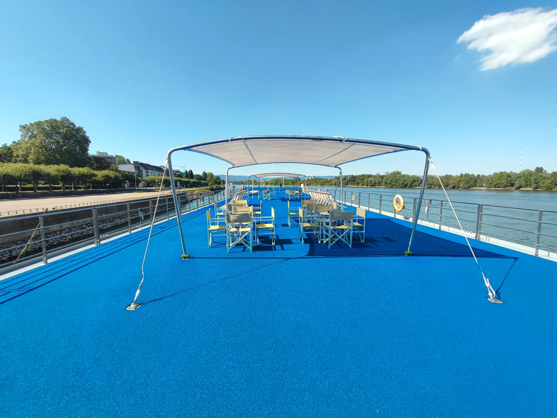 Sonnendeck mit blauem Boden und überdachten Sitzmöglichkeiten auf der DCS Amethyst 2