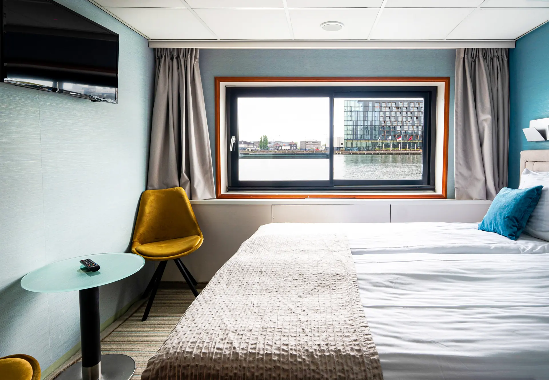 Superior Kabine auf dem Mitteldeck mit Doppelbett und zu öffnendem Fenster an Bord der DCS Amethyst 2