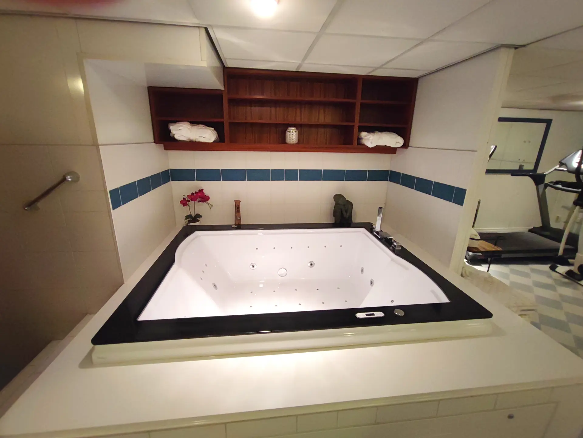 Wellnessbereich mit Blick in den leeren Whirlpool auf der DCS Amethyst 2