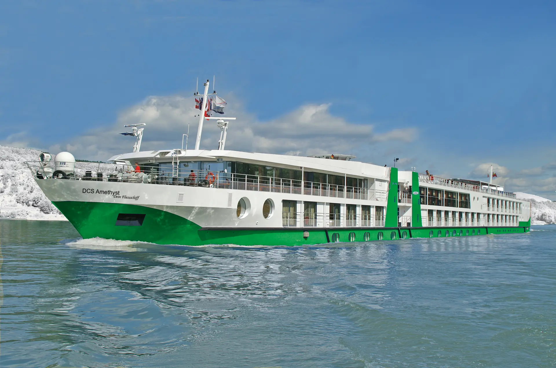 DCS Amethyst – Das Flussschiff fährt auf der Donau an schneebedeckten Ufern vorbei