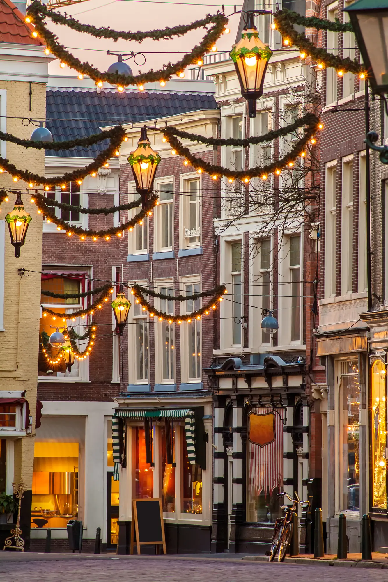Weihnachtlich beleuchtete Einkaufsstraße in Den Haag.