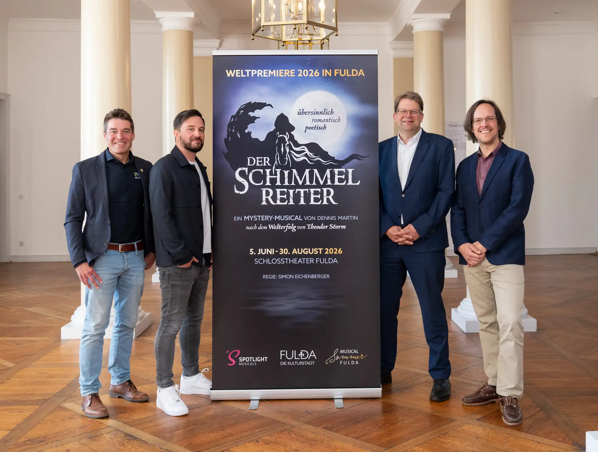 Pressekonferenz zum Musical Der Schimmelreiter: D. Hoêhl, D. Martin, Dr. H. Wingenfeld und P. Scholz stehen neben einem Banner für das Musical 