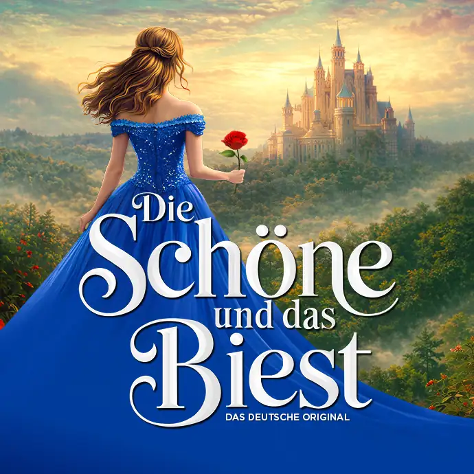 Frau in blauem Ballkleid mit roter Rose in der Hand vor einem Schloss im Hintergrund
