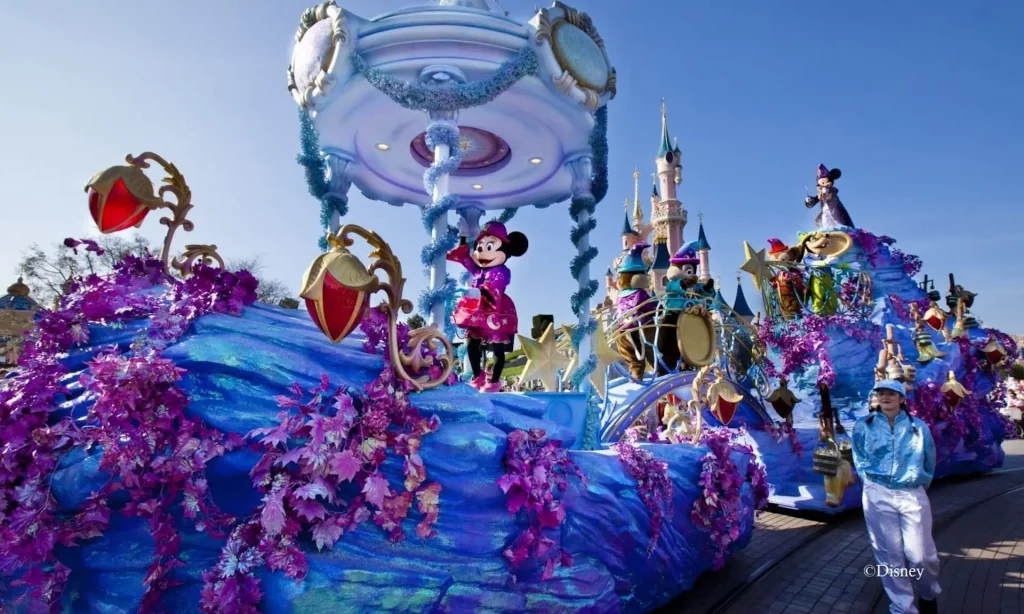 Parade on Mainstreet in Disneyland Paris mit Hotel. Mini Mouse bei der Feier 100 Jahre Disney