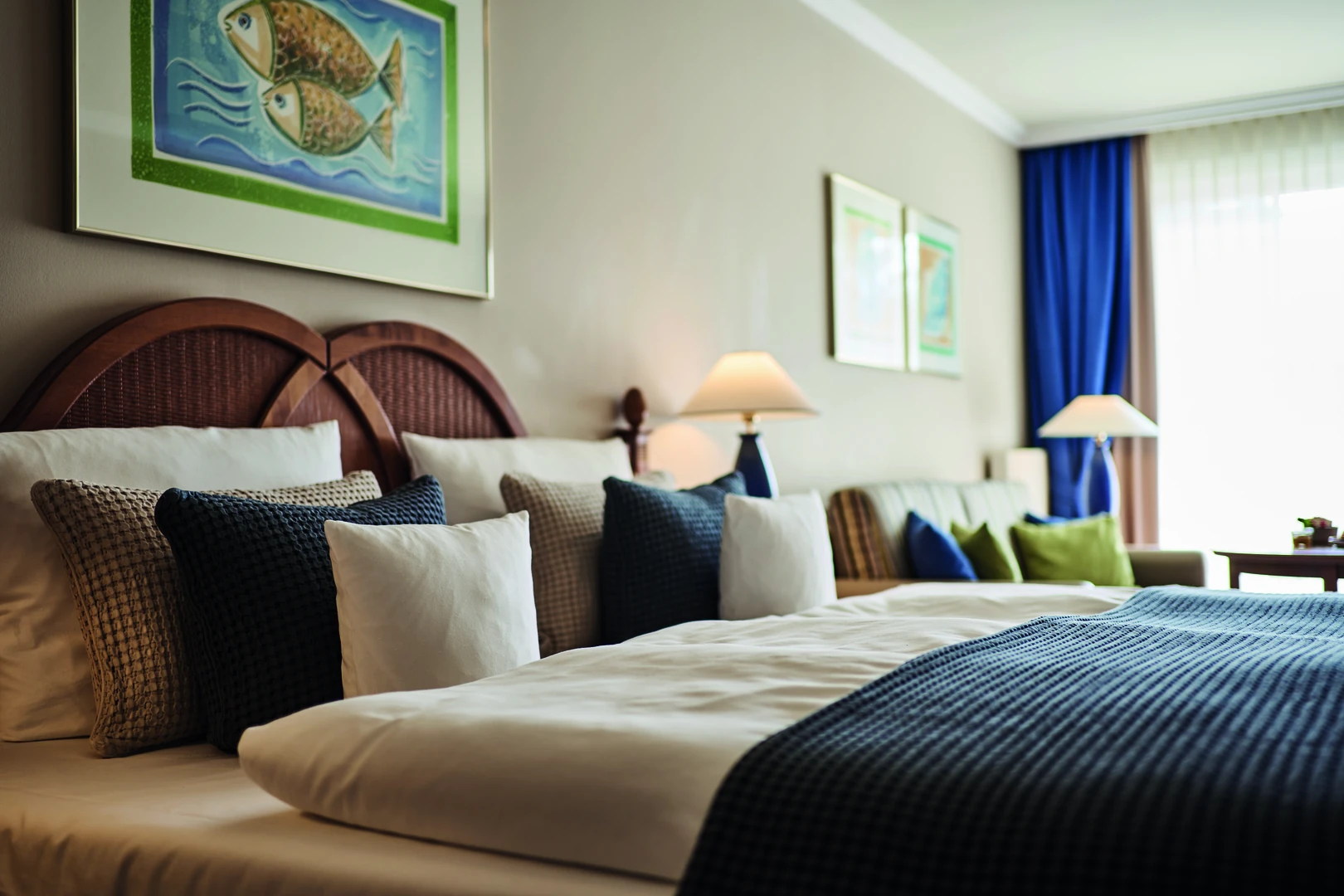 Ein gemütliches und stilvoll eingerichtetes Zimmer im aja Strandhotel Bansin, das mit warmen Farben und einer einladenden Atmosphäre für erholsame Nächte sorgt. Die hochwertige Bettwäsche und liebevollen Details schaffen ein Wohlfühlambiente, das perfekt für eine Auszeit am Meer geeignet ist.