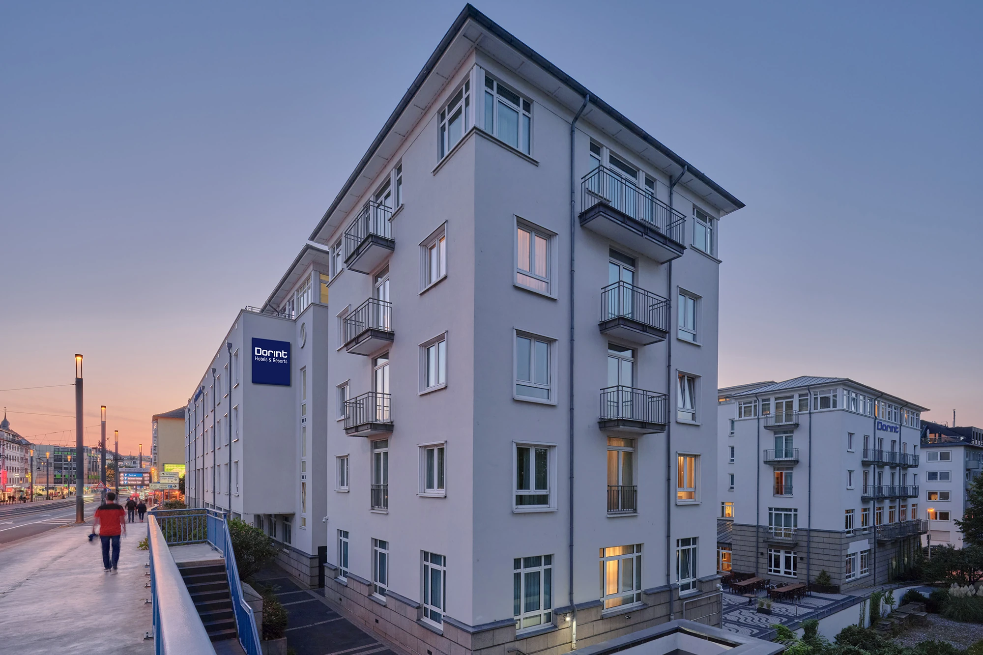 Dorint Hotel Bonn, Außenansicht im Dämmerlichte