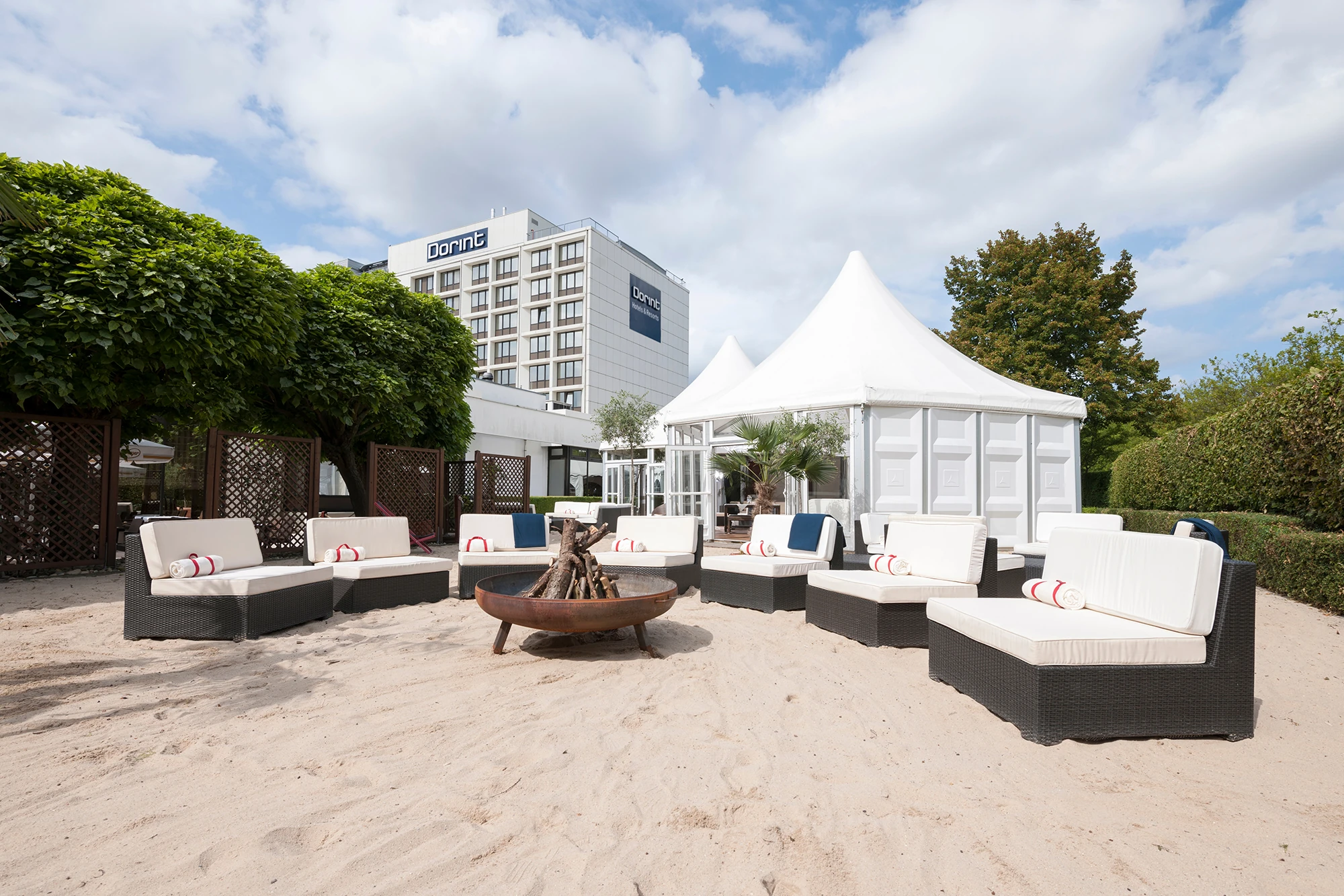 Dorint Am Main Taunus Zentrum Frankfurt, Sommerlounge im Außenbereich des Hotels