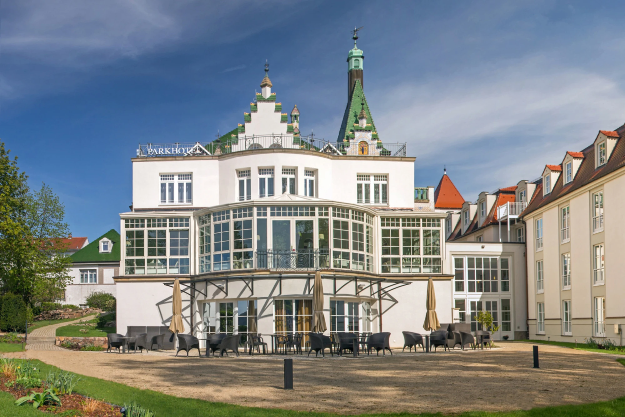 Dorint Hotel Meißen, Blick auf die Terrasse bei Sonnenschein
