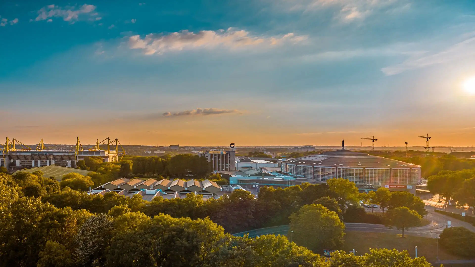 Stadtlandschaft von Dortmund mit Stadion und Bäumen