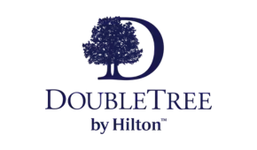Logo von DoubleTree by Hilton mit stilisiertem Baum und Schriftzug