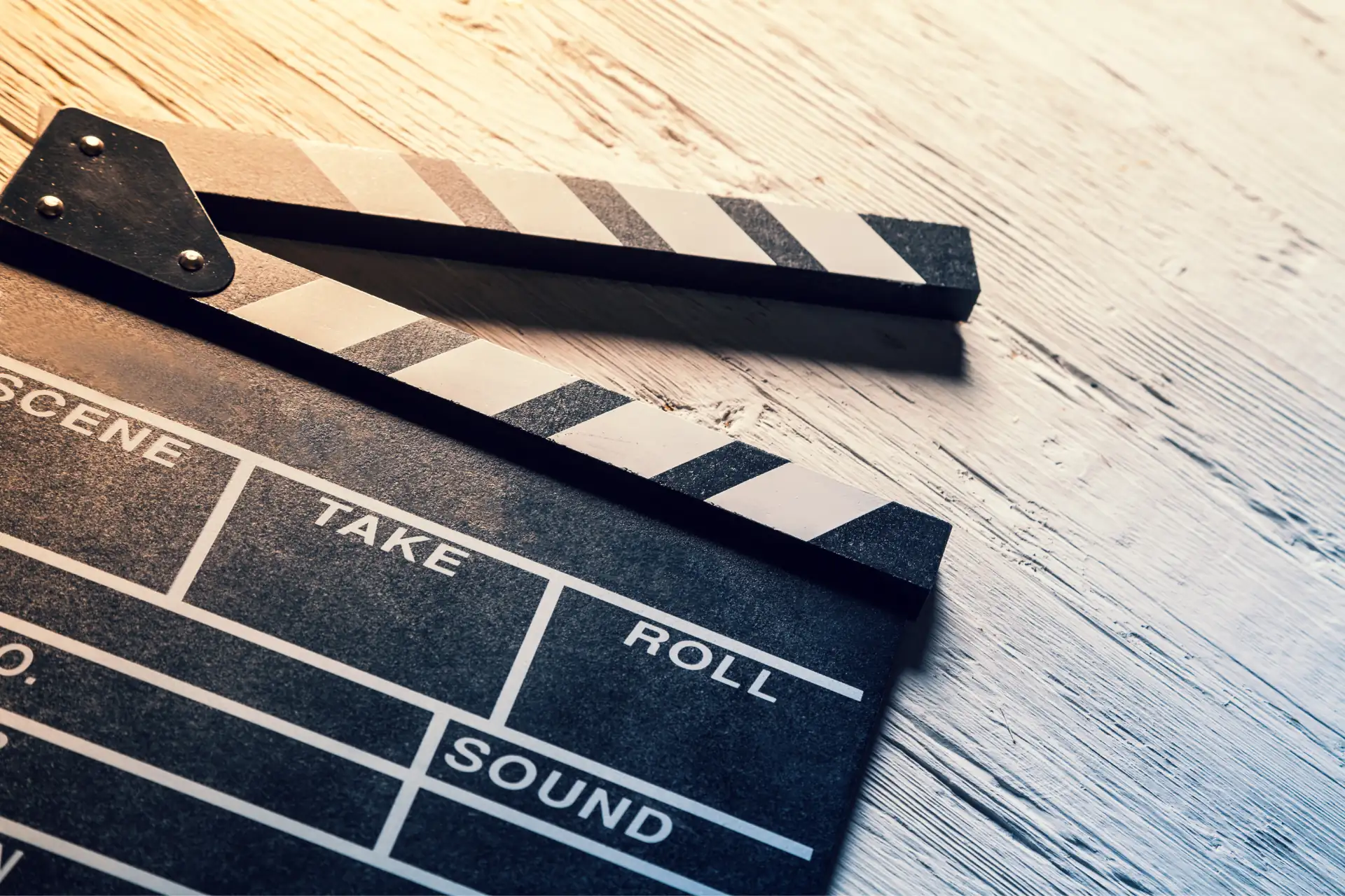 Drehorte Symbolbild: Nahaufnahme einer Filmklappe.