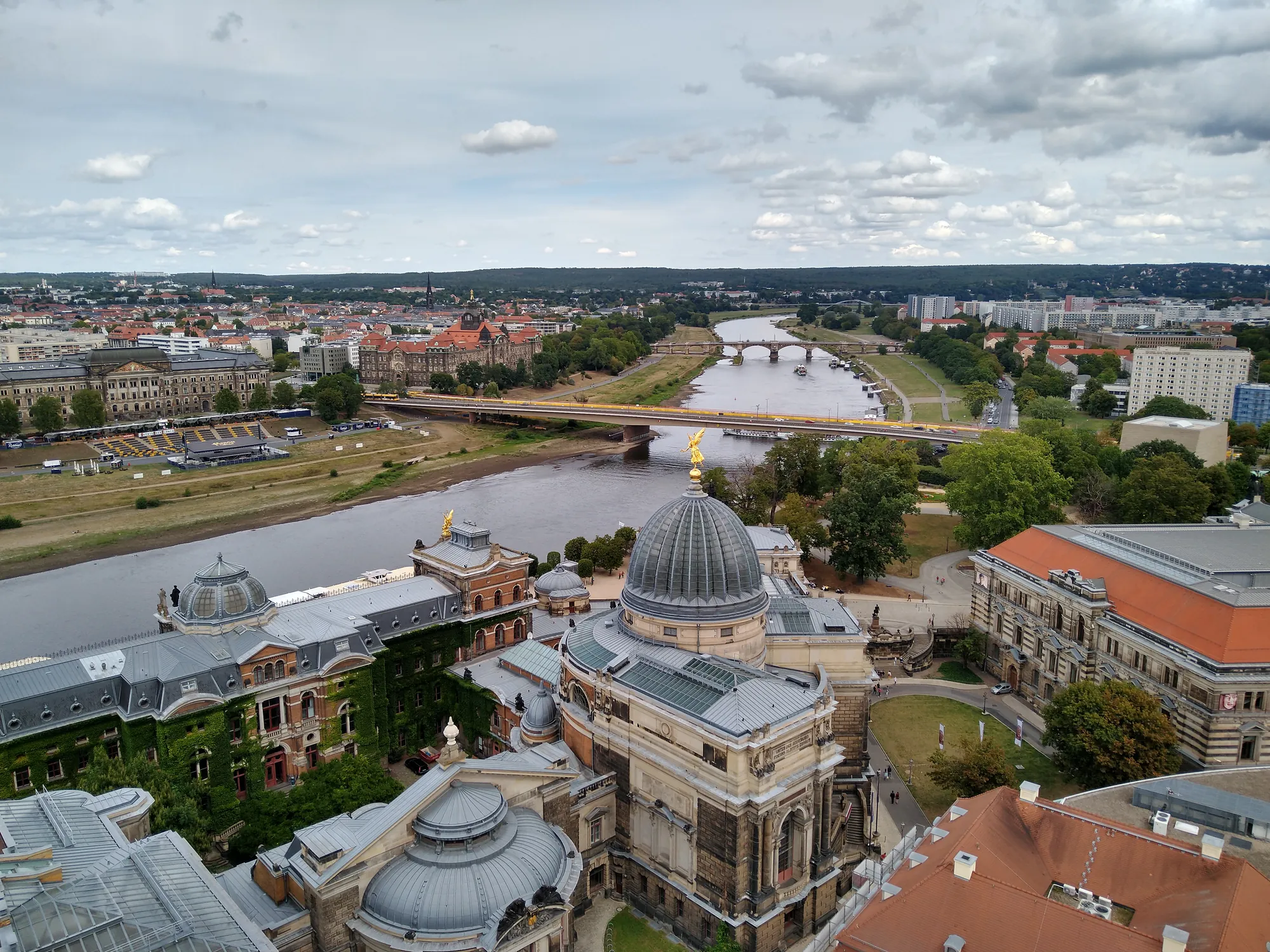 Ausblick von der Aussichtsplattform der Frauenkirche auf die Elbe