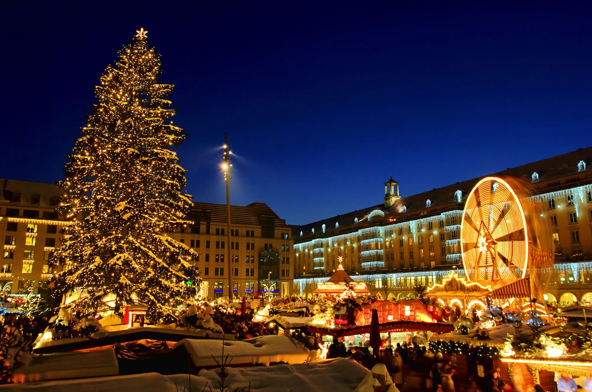 Striezelmarkt in Dresden mit Weihnachtsbaum