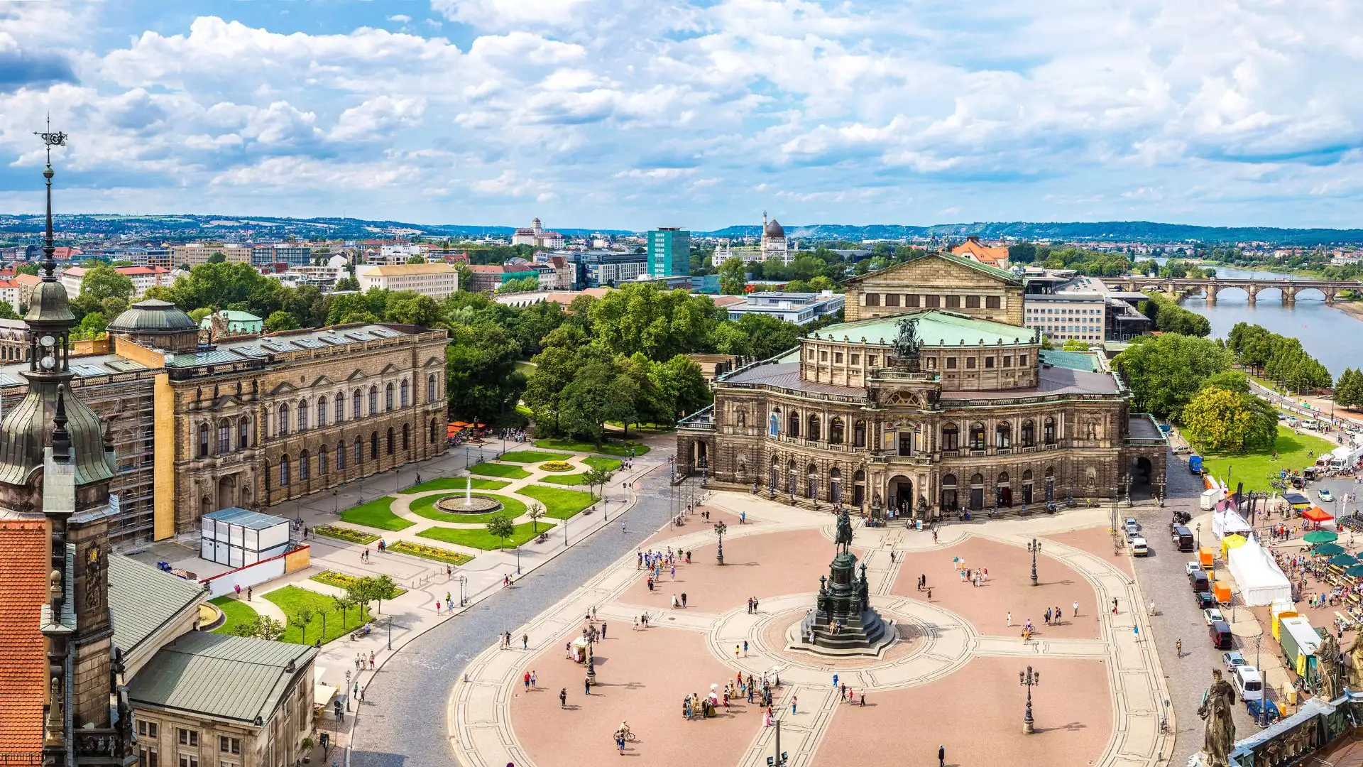 Panoramablick auf die Stadt Dresden mit dem Theaterplatz und der Semperoper.