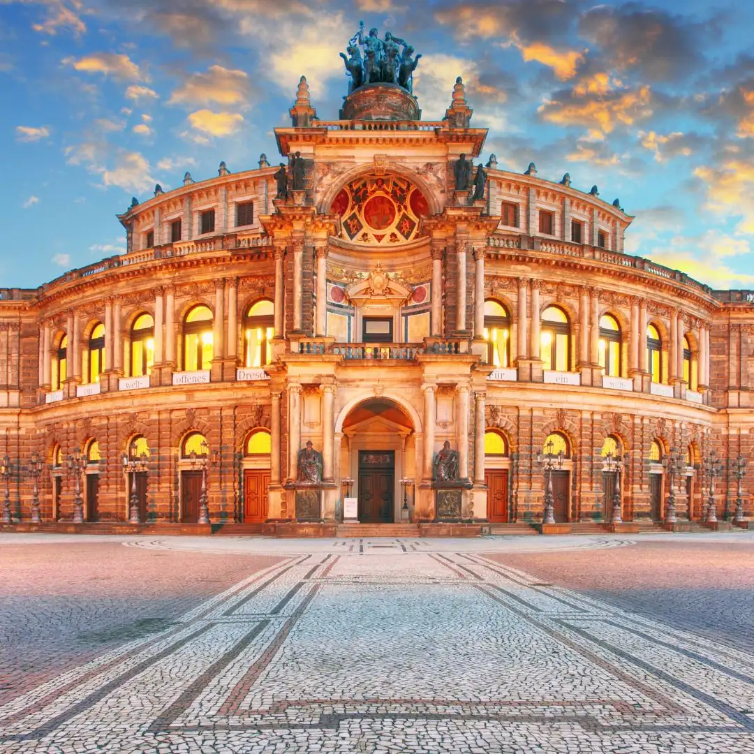 Die Semperoper in Dresden bei Sonnenuntergang